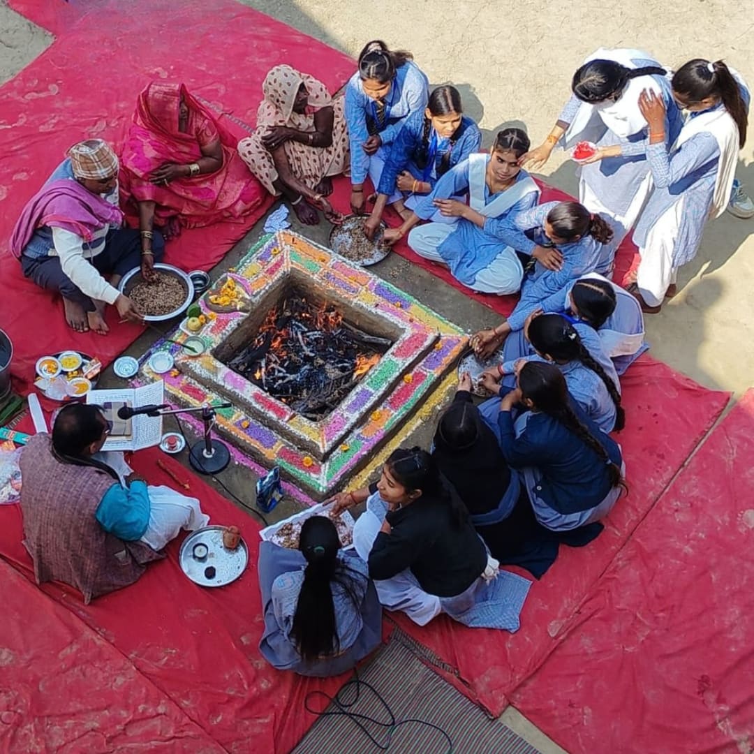 JYLD Ideal Inter College Sambhawa Gauriganj mein chhatra-chhtrayen aur shikshak school parisar mein havan yagya karyakram mein bhag le rahe hain