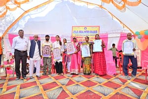 JYLD Ideal Inter College varshikotsav 2026 mein topper aur niyamit vidyarthiyon ke parents ko manch par shield aur chitr dekar sammanit kiya gaya